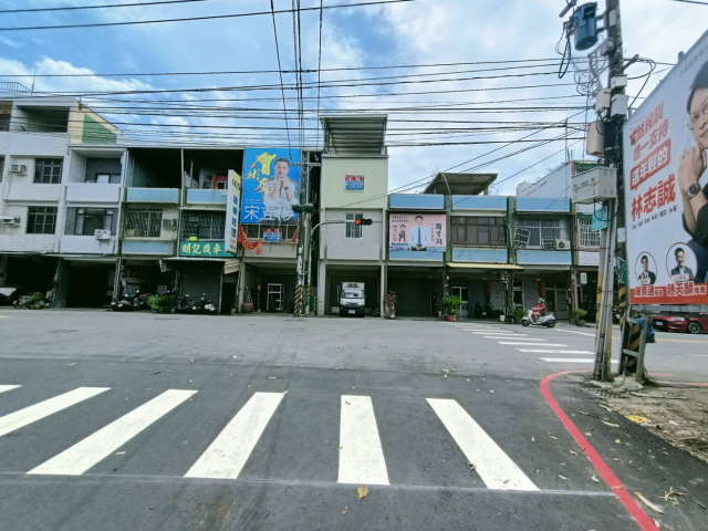 面臨三條路的交叉點，左邊通楠梓，右邊通岡山 位於三個道路中間